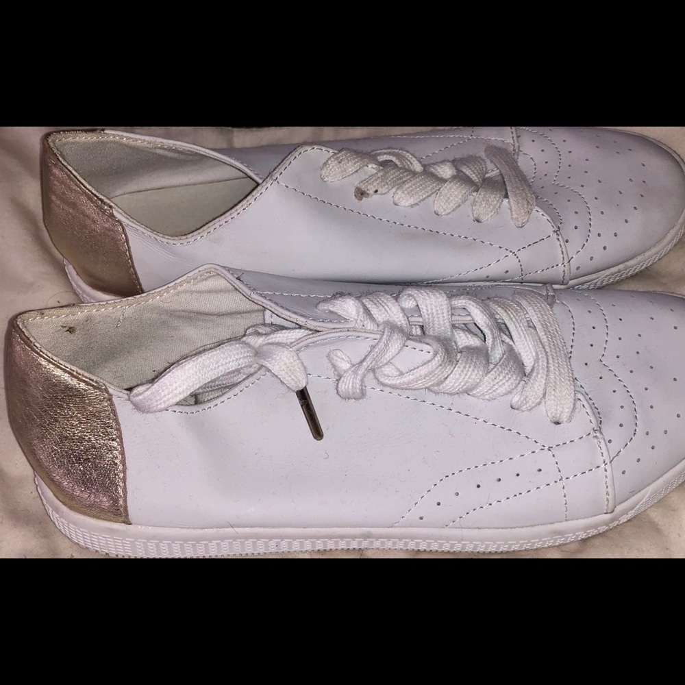 Like New! Super chic sneaks! Wingtip, gold heel